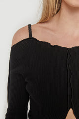 OFF-SHOULDER TOP