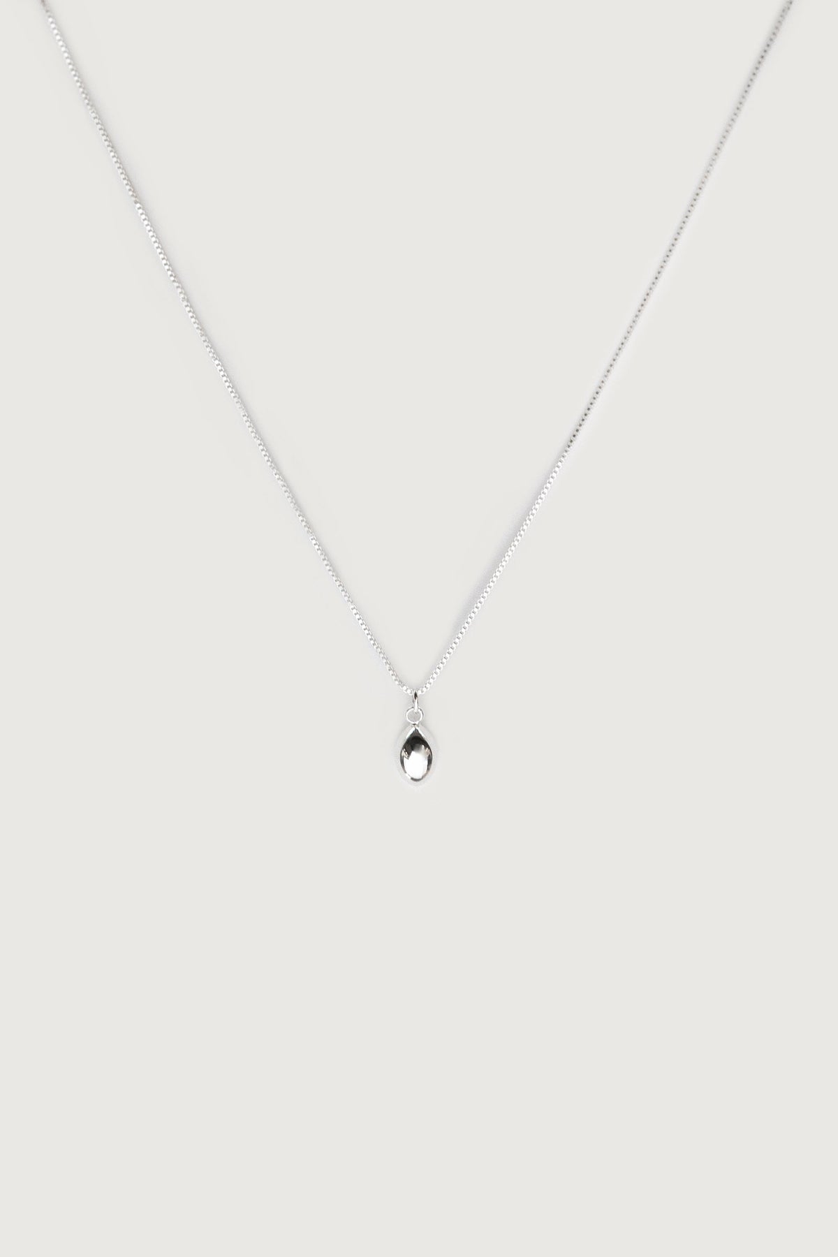 BOX CHAIN WITH OVAL PENDANT