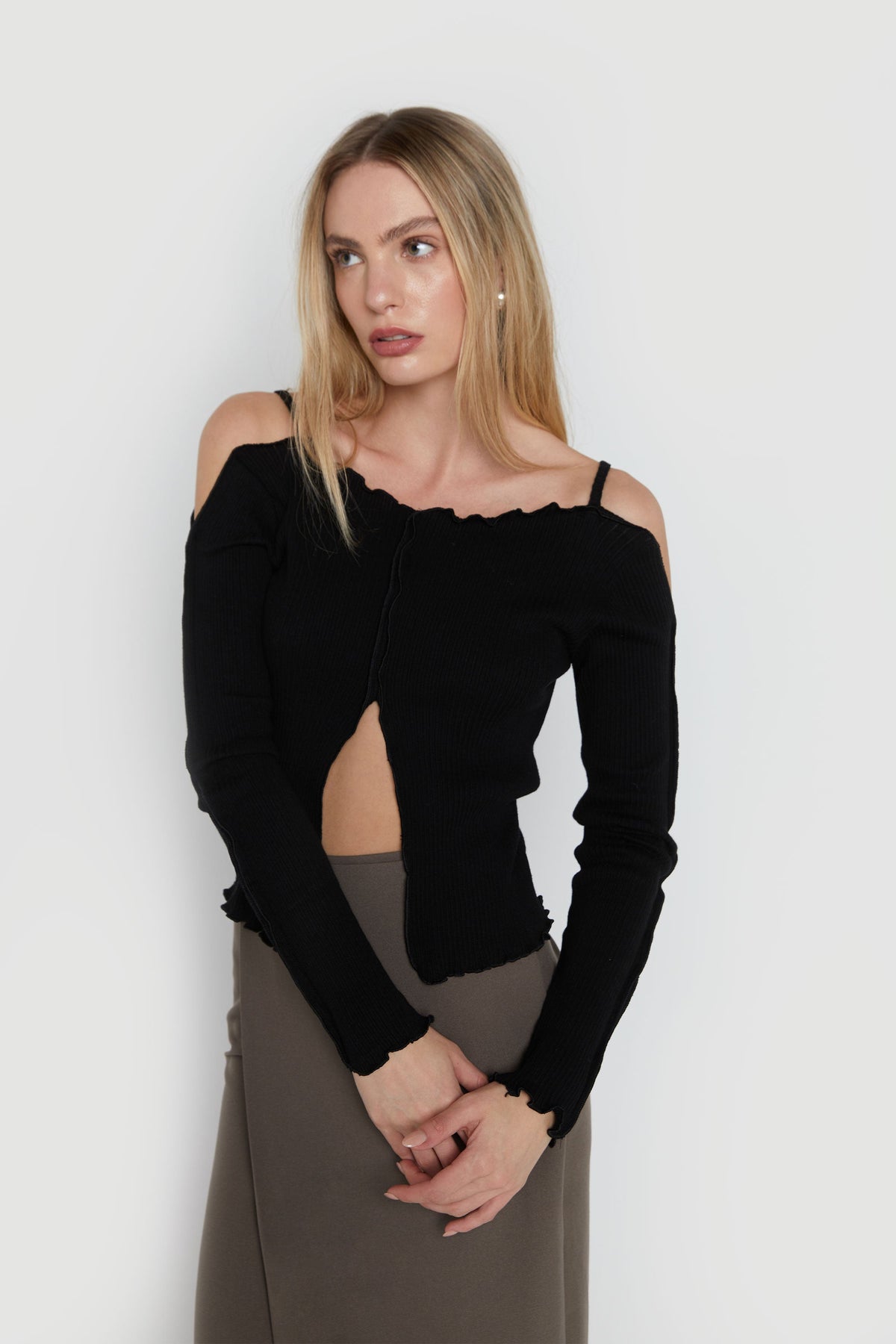 OFF-SHOULDER TOP